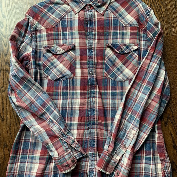 Two mens shirts.  Size XL - Picture 6 of 9